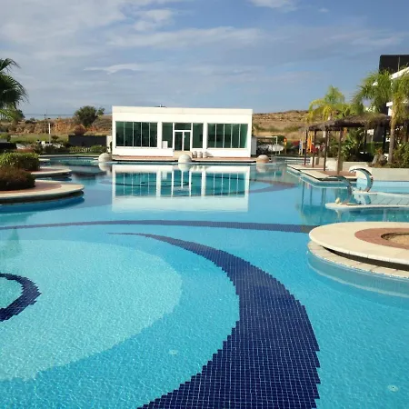 Outstanding 2 Bed Home B 2 -3 In 5 Star Community Overlooking The Pool 아파트