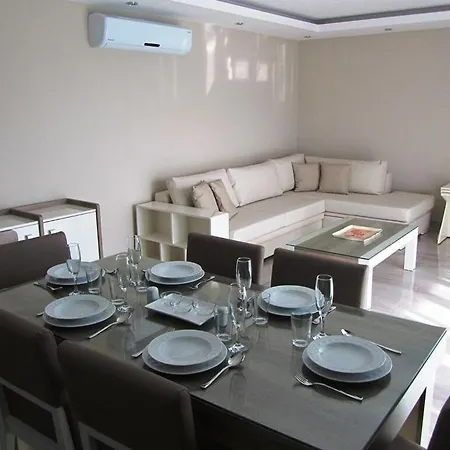 Outstanding 2 Bed Home B 2 -3 In 5 Star Community Overlooking The Pool 아파트