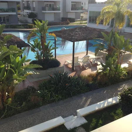 Outstanding 2 Bed Home B 2 -3 In 5 Star Community Overlooking The Pool アパート