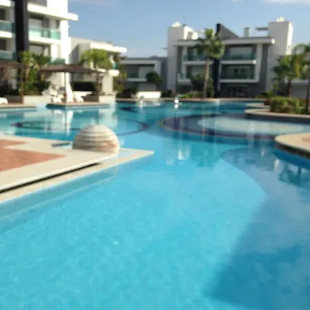 Apartment Outstanding 2 Bed Home B 2 -3 In 5 Star Community Overlooking The Pool